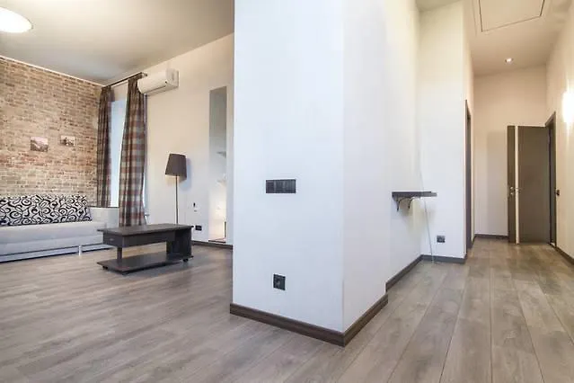 In Evropeiska Street, 25